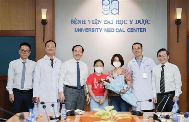 Bệnh nhi và người nhà vui mừng trong ngày xuất viện. (Ảnh: TTXVN phát) TP.HCM: Triển khai thành công kỹ thuật thay van động mạch phổi qua da ảnh 1