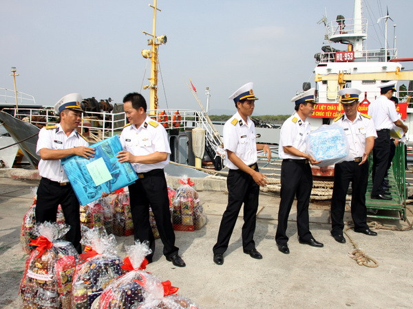Tặng quà cho các chiến sỹ Hải đội 812 (Vũng Tàu). (Ảnh minh họa: Tuấn Anh/TTXVN) Trao tặng 550 cuốn sách cho các chiến sỹ nơi hải đảo ảnh 1