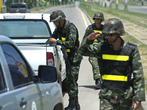 Binh sỹ Thái Lan kiểm tra an ninh tại khu vực ngoại ô Bangkok. (Nguồn: AFP/TTXVN) Đàm phán về khủng hoảng ở Thái Lan kết thúc trong bế tắc ảnh 1