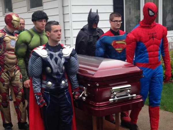 Đám tang đẫm nước mắt của cậu bé hâm mộ siêu anh hùng ảnh 1