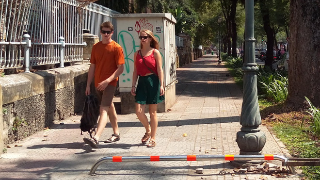 Thành phố Hồ Chí Minh: Quận 1 thay đổi mẫu barie chắn vỉa hè ảnh 1