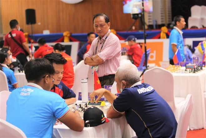 Huấn luyện viên trưởng Lê Hiền Thục quan sát vận động viên Đội tuyển Cờ vua Người Khuyết tật Việt Nam thi đấu. (Ảnh: Hoàng Minh/TTXVN) Các vận động viên Việt Nam tự tin thi đấu môn Cờ vua tại Para Games ảnh 2