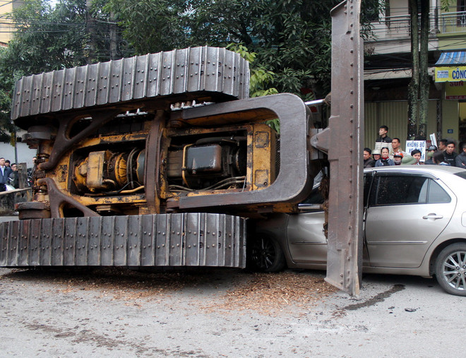 Kon Tum: Lật xe máy xúc làm 1 người chết, 6 người bị thương ảnh 1