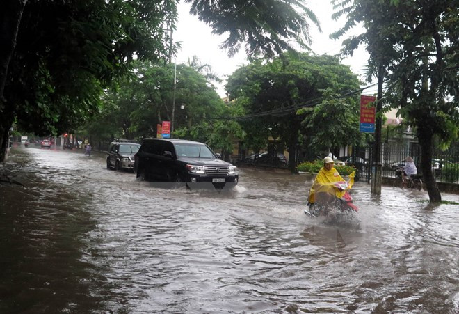 Rãnh thấp hoạt động mạnh dần gây mưa rào cho các tỉnh miền Bắc ảnh 1