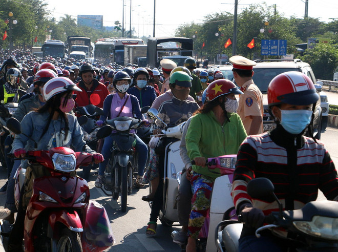 Giao thông kỳ nghỉ lễ: Ùn tắc kéo dài trên nhiều tuyến đường ảnh 1