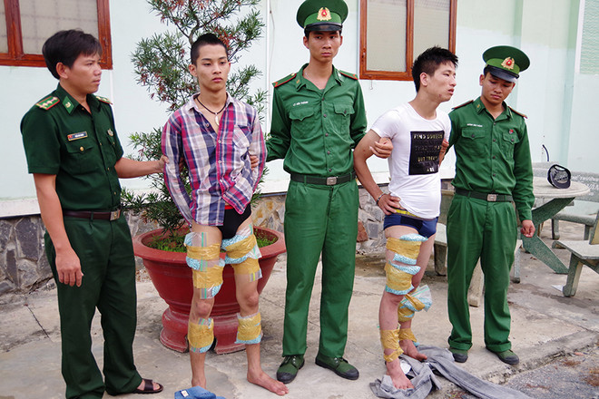 Bắt giữ ba đối tượng mang 21kg ma túy từ Campuchia về Việt Nam ảnh 1