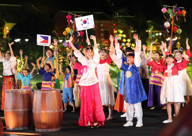 Tưng bừng gala nghệ thuật thiếu nhi 'Sắc màu văn hóa bốn phương' ảnh 1