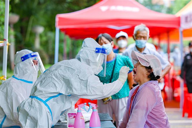 Nhân viên y tế lấy mẫu xét nghiệm COVID-19 cho người dân tại tỉnh Giang Tô (Trung Quốc). (Ảnh: THX/TTXVN) Trung Quốc nhận định có thể kiểm soát được tình hình COVID-19 ảnh 1