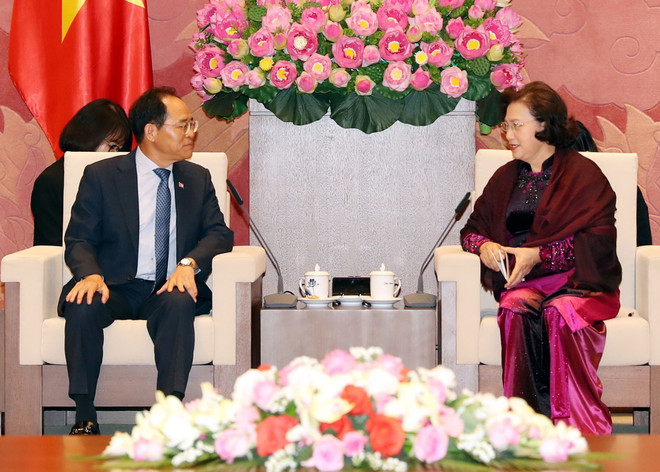 Chủ tịch Quốc hội Nguyễn Thị Kim Ngân tiếp Đại sứ Đặc mệnh toàn quyền Đại Hàn Dân Quốc tại Việt Nam Park Noh-wan nhân dịp đảm nhận nhiệm kỳ công tác mới tại Việt Nam. (Ảnh: Trọng Đức/TTXVN) Chủ tịch Quốc hội Nguyễn Thị Kim Ngân tiếp Đại sứ Hàn Quốc ảnh 1