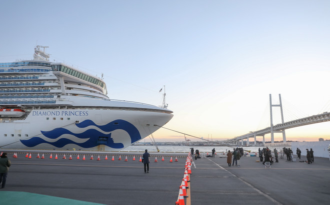 Du thuyền Diamond Princess buộc phải cách ly ở cảng Yokohama, Nhật Bản sau khi nhà chức trách phát hiện hành khách bị nhiễm dịch viêm đường hô hấp cấp COVID-19, ngày 6/2/2020. (Nguồn: THX/TTXVN) Cơn ác mộng mang tên “Diamond Princess” sắp đến hồi kết ảnh 2