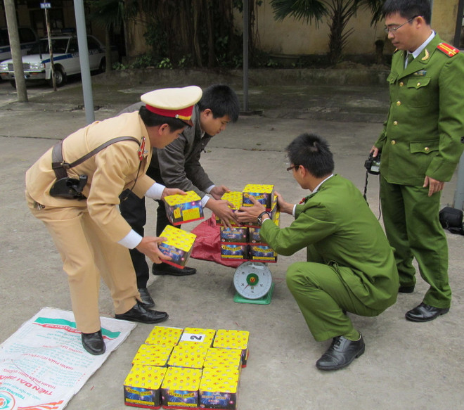 Quảng Bình bắt giữ một đối tượng vận chuyển 32kg pháo lậu ảnh 1
