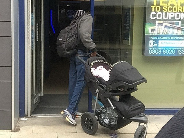 Cảnh sát Anh bắt giữ một thanh niên bán em bé 3 tháng tuổi ảnh 1