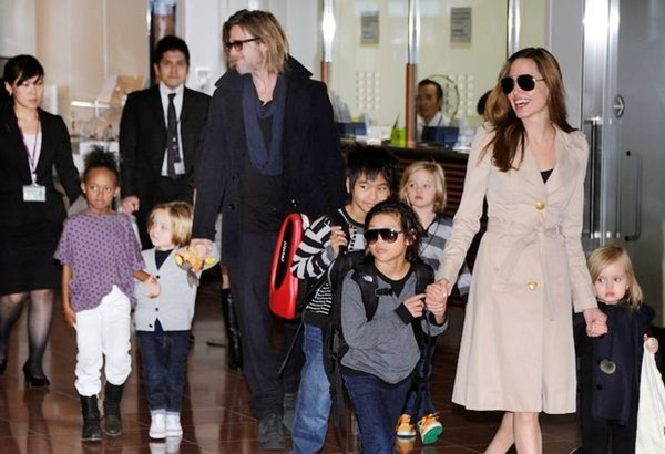 Hình ảnh đại gia đình đa sắc tộc quen thuộc của Brad và Angelina. Chấm điểm phong cách cho các cặp đôi "đắt tiền" nhất năm 2014 ảnh 5