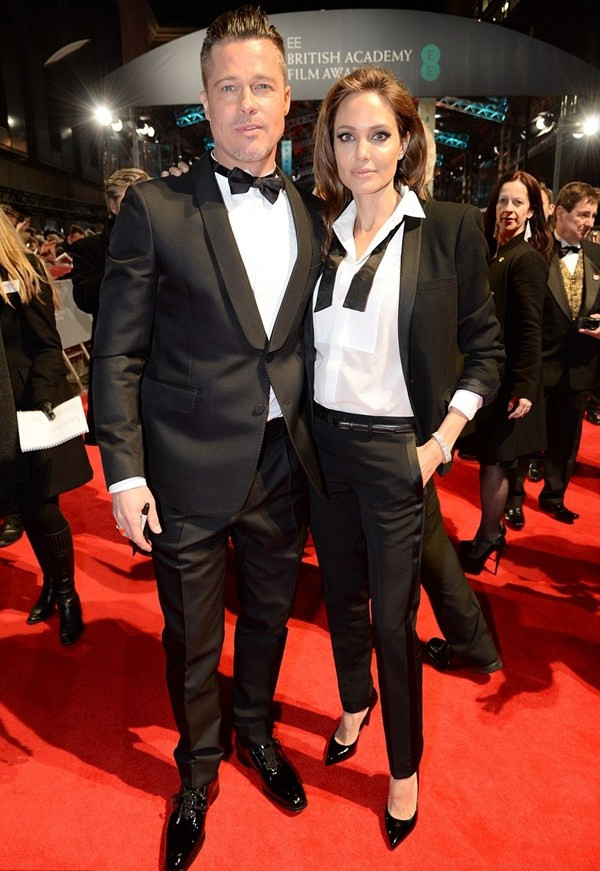 Tại thảm BAFTA 2014, hai vợ chồng diện đồ ton-sur-ton với âu phục đen trắng. Trong khi Brad lịch lãm với bộ tuxedo của Valentino thì Angelina lại rất mạnh mẽ, cá tính trong trang phục của Saint Laurent. Chấm điểm phong cách cho các cặp đôi "đắt tiền" nhất năm 2014 ảnh 1