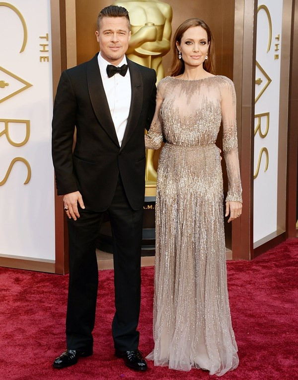 Angelina đẹp lộng lẫy trong chiếc đầm sequin tuyệt mỹ của Elie Saab bên cạnh Brad trên thảm đỏ Oscar 2014. Chấm điểm phong cách cho các cặp đôi "đắt tiền" nhất năm 2014 ảnh 2