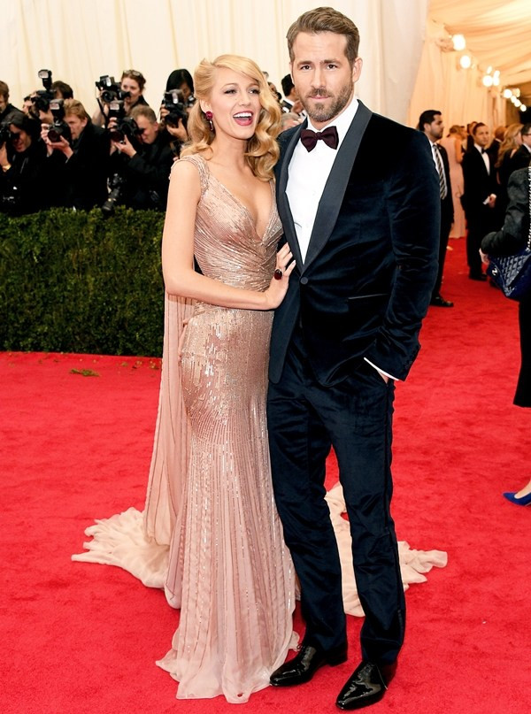 Blake Lively quyến rũ trong chiếc đầm ánh kim của Gucci bên cạnh Ryan Reynolds điển trai với bộ suit bằng nhung cao cấp. Không nghi ngờ gì khi họ là một trong những cặp đôi đẹp nhất trên thảm đỏ MET Gala 2014. Chấm điểm phong cách cho các cặp đôi "đắt tiền" nhất năm 2014 ảnh 9