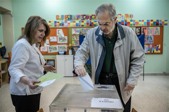 Cử tri bỏ phiếu trong cuộc tổng tuyển cử tại Athens (Hy Lạp) ngày 21/5/2023. (Ảnh: AFP/TTXVN) Hy Lạp tiến hành tổng tuyển cử, đảng Dân chủ Mới đang dẫn đầu ảnh 1