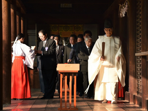 Bộ trưởng Nhật Bản dẫn đầu đoàn 71 nghị sỹ tới viếng đền Yasukuni ảnh 1