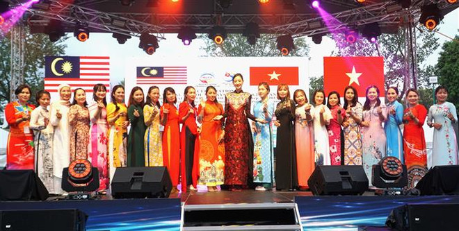 Văn hóa Việt Nam hấp dẫn khách tham quan tại Hội chợ “Taste of Sambal” ảnh 2