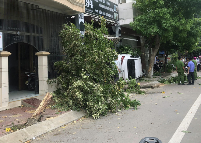 Ôtô lao lên vỉa hè ở Quy Nhơn: Tài xế chết tại chỗ, 1 người bị thương ảnh 3