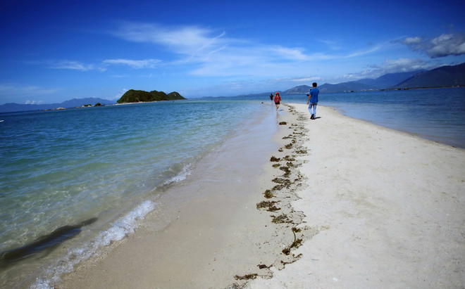 [Photo] Mê mẩn với con đường trên biển "hot nhất" mùa Hè này ảnh 10