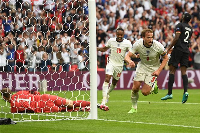 Tiền đạo Harry Kane (áo trắng, số 9) ăn mừng sau khi ghi bàn thắng nhân đôi cách biệt 2-0 cho Anh trong trận gặp Đức ở vòng 16 đội, EURO 2020 trên sân vận động Wembley ở London ngày 29/6/2021. (Ảnh: AFP/TTXVN) Truyền thông Đức "tâm phục khẩu phục" về chiến thắng của đội tuyển Anh ảnh 1