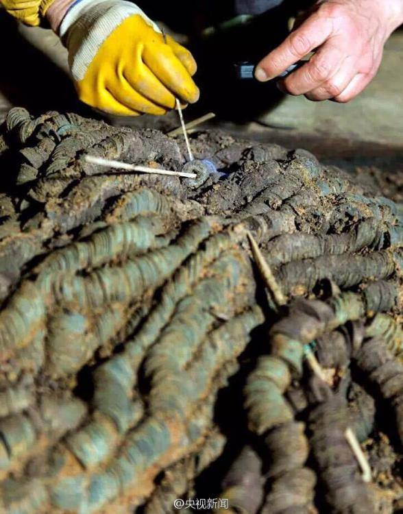 [Photo] Trung Quốc phát hiện hơn 10 tấn tiền cổ 2.000 năm tuổi ảnh 4