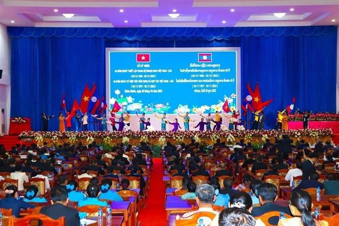 Văn nghệ chào mừng lễ míttinh tại tỉnh Khammuone (Lào). (Ảnh: TTXVN) Míttinh kỷ niệm năm đoàn kết hữu nghị giữa Lào và Việt Nam năm 2022 ảnh 1