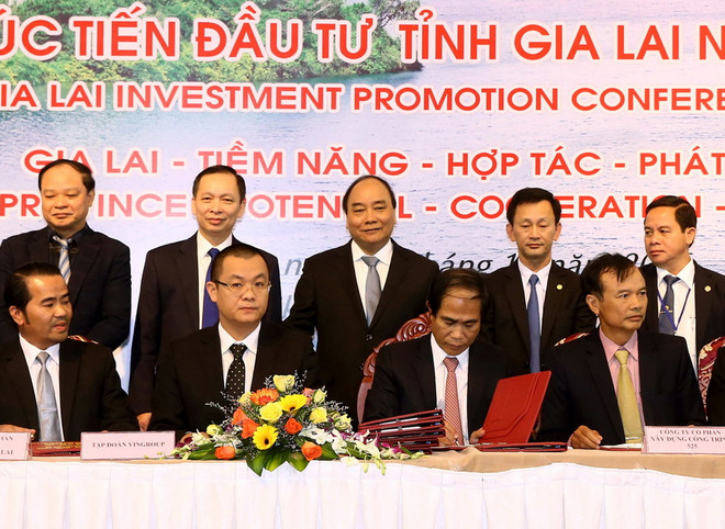 Thủ tướng Nguyễn Xuân Phúc chứng kiến lễ ký biên bản ghi nhớ hợp tác đầu tư vào tỉnh Gia Lai. (Ảnh: Thống Nhất/TTXVN) Không để “trên rải thảm, dưới rải đinh” với nhà đầu tư ở Gia Lai ảnh 1