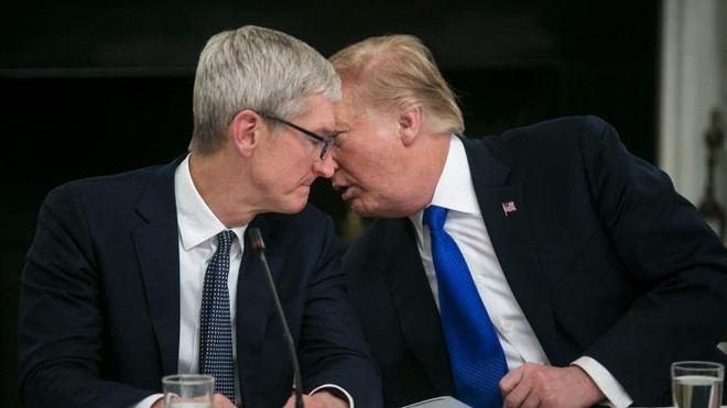 Tổng thống Mỹ Donald Trump và CEO Apple Tim Cook. (Nguồn: Getty Images) Khen Apple đầu tư nhiều tiền ở Mỹ, ông Trump mời CEO Tim Cook ăn tối ảnh 1