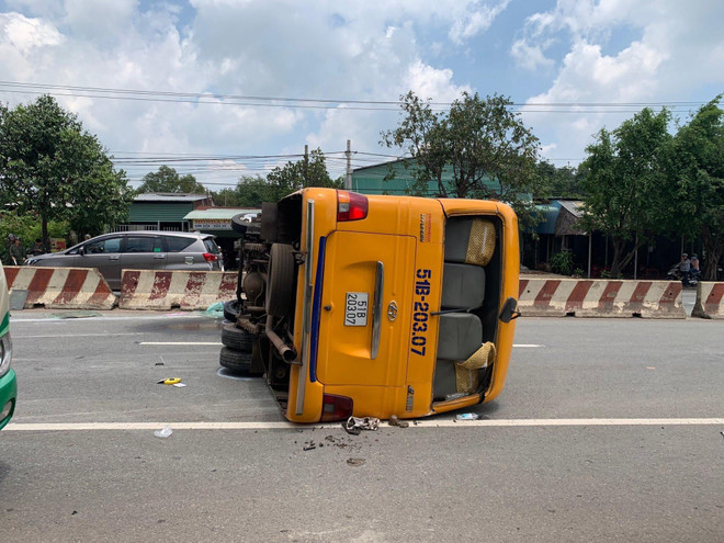 Lật xe khách ở Bình Dương khiến nhiều người bị thương, hoảng loạn ảnh 1