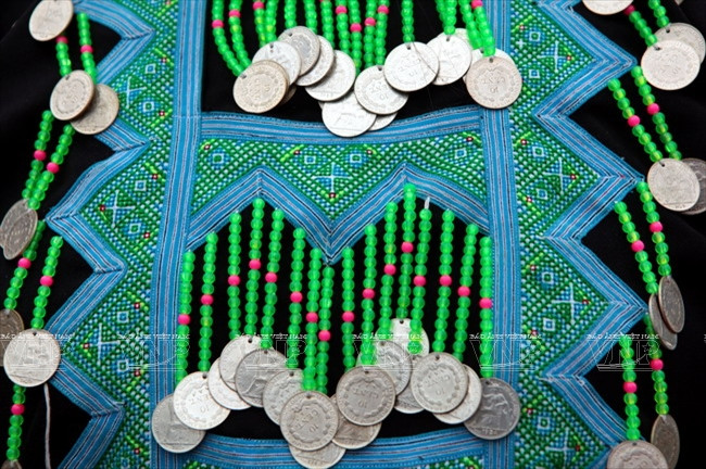 [Photo] Bí ẩn sức mạnh trong trang sức bạc của phụ nữ Mông xanh ảnh 3