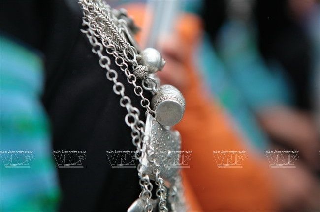 [Photo] Bí ẩn sức mạnh trong trang sức bạc của phụ nữ Mông xanh ảnh 10