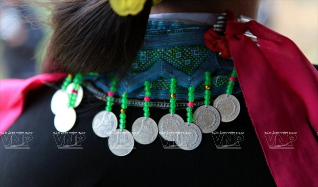 [Photo] Bí ẩn sức mạnh trong trang sức bạc của phụ nữ Mông xanh ảnh 4