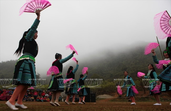 [Photo] Bí ẩn sức mạnh trong trang sức bạc của phụ nữ Mông xanh ảnh 11