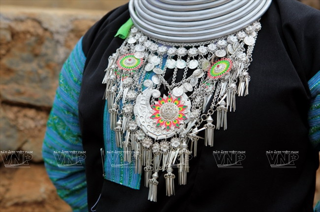 [Photo] Bí ẩn sức mạnh trong trang sức bạc của phụ nữ Mông xanh ảnh 2