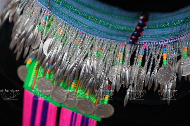 [Photo] Bí ẩn sức mạnh trong trang sức bạc của phụ nữ Mông xanh ảnh 8