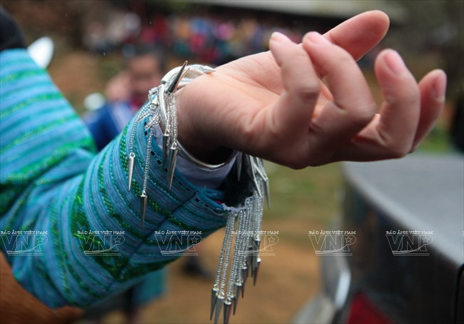 [Photo] Bí ẩn sức mạnh trong trang sức bạc của phụ nữ Mông xanh ảnh 9