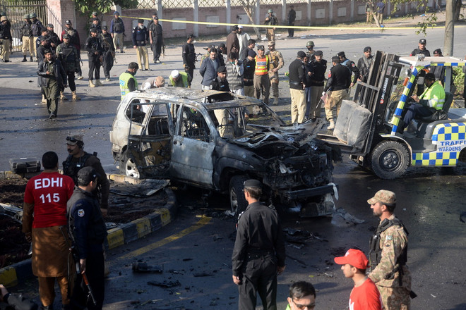 Đánh bom liều chết ám sát một quan chức cảnh sát cấp cao ở Pakistan ảnh 1