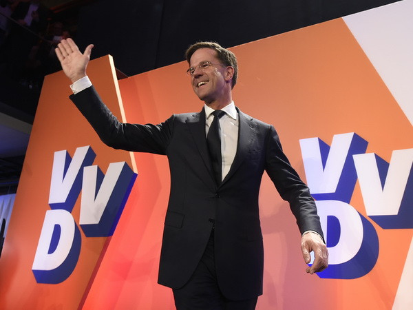Thủ tướng Mark Rutte vui mừng sau khi kết quả bầu cử Quốc hội được công bố tại The Hague ngày 15/3. (Nguồn: AFP/TTXVN) Chính giới Italy hài lòng về kết quả bầu cử Quốc hội Hà Lan ảnh 1