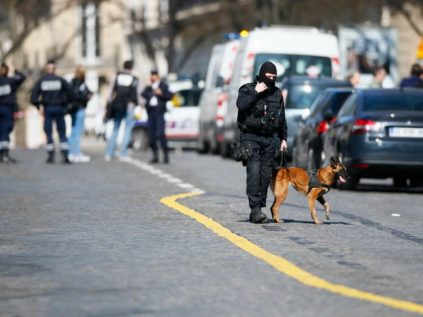 Pháp phát lệnh báo động sau vụ xả súng ở trường trung học ảnh 1