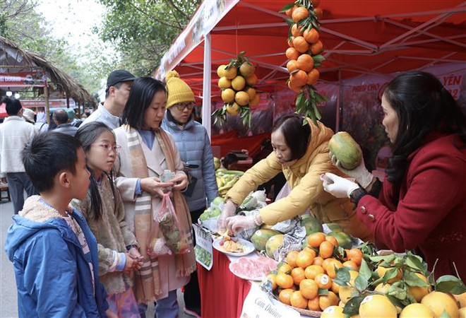 Phiên chợ cam Hưng Yên tại khu đô thị Ecopark, huyện Văn Giang hồi tháng 12/2022. (Ảnh: Đỗ Huyền/TTXVN) Phê duyệt quy hoạch đô thị Văn Giang của tỉnh Hưng Yên đến năm 2040 ảnh 2