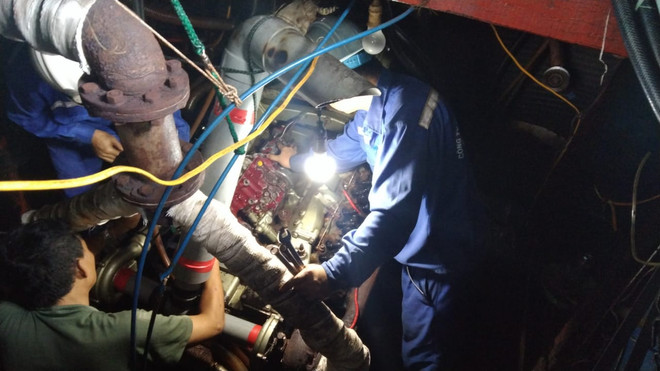 Hải quân hỗ trợ ngư dân sửa chữa hai tàu cá bị hư hỏng trên biển ảnh 1