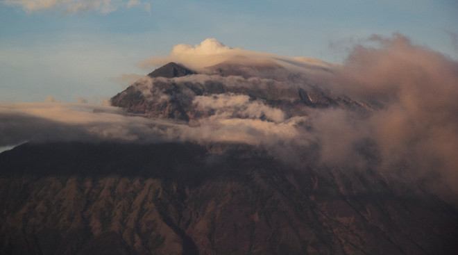 Indonesia sơ tán khẩn cấp hàng nghìn người sống gần núi lửa Agung ảnh 1