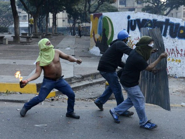 Nhiều người bị thương trong các vụ ném lựu đạn ở Venezuela ảnh 1