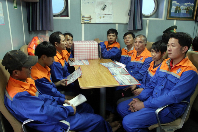 Nghệ An: Cứu hộ tàu cá cùng 10 thuyền viên bị nạn trên biển ảnh 2