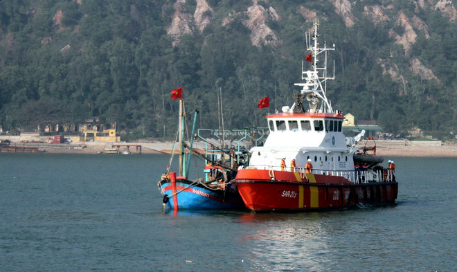 Nghệ An: Cứu hộ tàu cá cùng 10 thuyền viên bị nạn trên biển ảnh 1