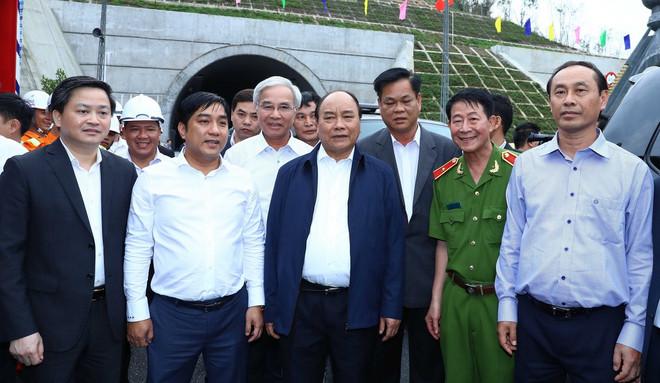 Thủ tướng Chính phủ Nguyễn Xuân Phúc thăm hầm đường bộ Đèo Cả ảnh 1