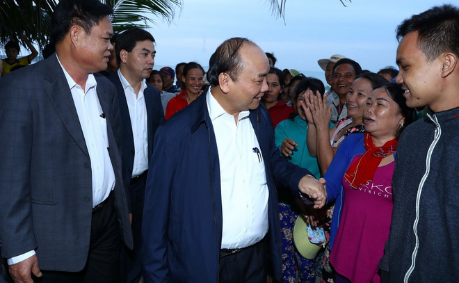 Thủ tướng thăm, tặng quà người dân bị thiệt hại do thiên tai ở Tuy Hòa ảnh 1