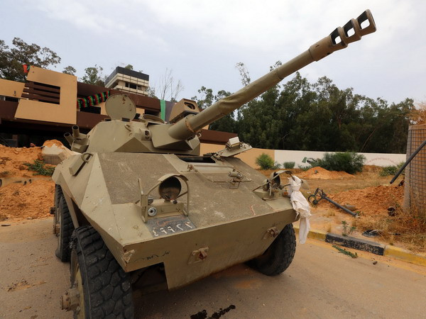 Lực lượng dân quân Libya gác trên một tuyến đường gần Tripoli ngày 19/5. (Nguồn: THX/TTXVN) Thủ tướng Libya kêu gọi mở cuộc đối thoại dân tộc toàn diện ảnh 1